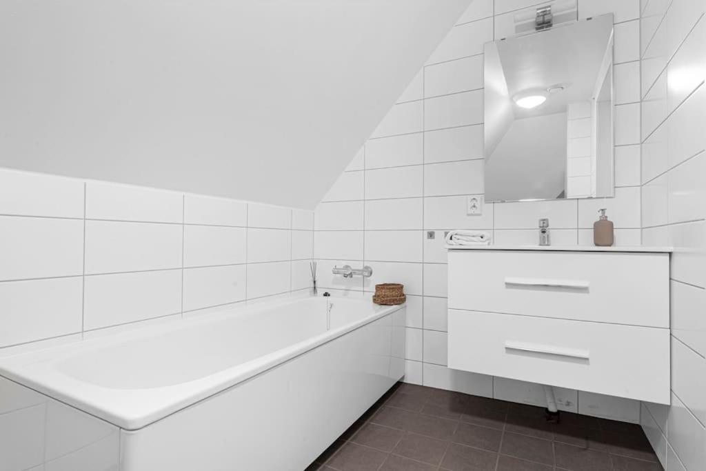 Leilighet New! Huge Modern Apartment! Fit For Two Families! Bergen