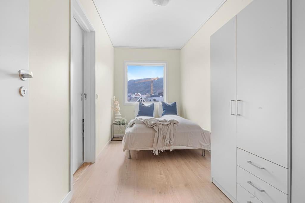 Leilighet New! Huge Modern Apartment! Fit For Two Families!