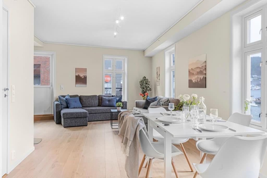 Apartment New! Huge Modern Apartment! Fit For Two Families!
